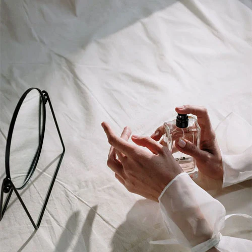 أخطاء شائعة عند استخدام العطور وكيف تتجنبها