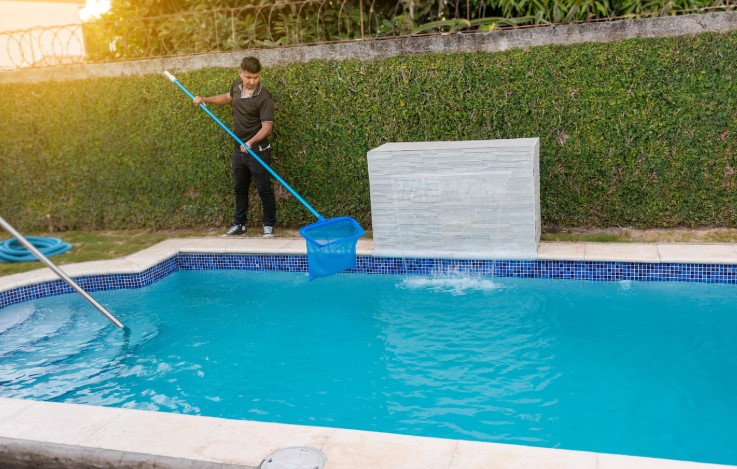 إدخال خدمة تنظيف المسابح