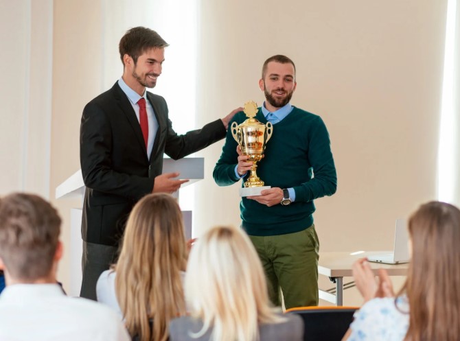 تكريم موظف الشهر